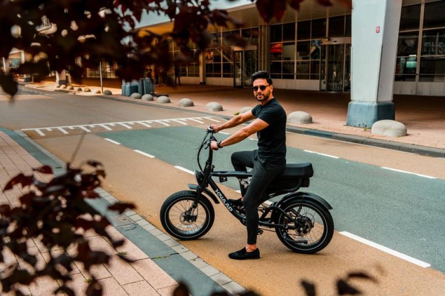 /image/data/knaap-v2-rtd-elektrische-fatbike-20-inch-black-edi.jpg